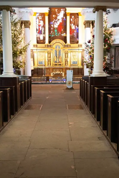 SHREWSBURY, UNITED KINGDOM - 2 Ocak 2018: Shrewsbury 'deki şenlik döneminde St. Marys Kilisesi' nin sunak, sütun ve Noel ağaçlarıyla iç manzarası. Yüksek kalite fotoğraf