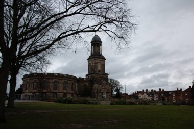SHREWSBURY, UNITED KINGDOM - 2 Ocak 2018: Belirgin yuvarlak kulesi ve bulutlu bir kış gününde Gürcü mimarisi ile St Chads Kilisesi 'nin geniş görüşü. Yüksek kalite fotoğraf