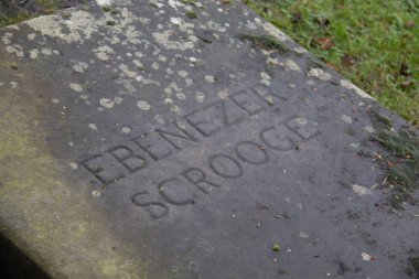 SHREWSBURY, BİRLİK KINGDOM - 2 HAZİRAN 2018: Charles Dickens 'tan Ebenezer Scrooge adlı hayali mezar taşına yakın çekim
