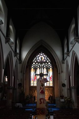 SHREWSBURY, UNITED KINGDOM - 2 Ocak 2018: Shrewsbury 'deki St Alkmunds Kilisesi' nin iç görünümü sivri kemerler, vitray pencereler ve Gotik canlandırma tarzında ahşap sıralar. Yüksek