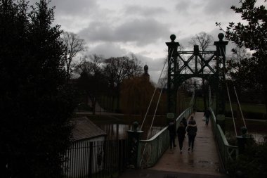 SHREWSBURY, UNITED KINGDOM - 2 HAZİRAN 2018: Shrewsbury 'deki Severn Nehri üzerindeki tarihi Kingsland Köprüsü' nü yürüyerek geçen insanlar. Yüksek kalite fotoğraf