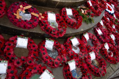 SHREWSBURY, UNITED KINGDOM - 2 Ocak 2018: The Quarry Park 'taki Shrewsbury Savaş Anıtı' nın temelindeki kırmızı haşhaş çelenklerinin yakın görüntüsü. Yüksek kalite fotoğraf