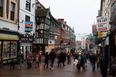 SHREWSBURY, UNITED KINGDOM - 2 Ocak 2018: Shrewsbury şehir merkezinde geleneksel İngiliz mimarisi ile yaya bir alışveriş caddesinde yürüyen kalabalık. Yüksek kalite fotoğraf