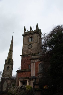 SHREWSBURY, BİRLİK KINGDOM - 2 HAZİRAN 2018: Bakire Meryem Kilisesi kulesinin manzarası ve Shrewsbury 'de bulutlu gökyüzü ve çevre mimarisi ile birlikte kule. Yüksek kalite fotoğraf