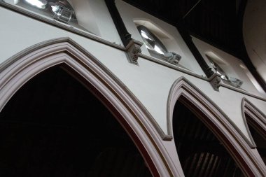 SHREWSBURY, UNITED KINGDOM - 2 Ocak 2018: Shrewsbury 'deki St Alkmunds Kilisesi içindeki sivri iç kemer ve din adamlarının yakın çekimleri Gotik canlandırma tasarımı sergiliyor. Yüksek kalite fotoğraf