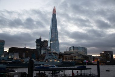 ChatGPT: LONDON, UNITED KINGDOM - 1 Ocak 2018: Çömlek Manzarası ve Thames Nehri 'nin karşısından Londra' nın merkezinde dramatik bulutlu bir gökyüzü altında çevreleyen gökyüzü. Yüksek kalite fotoğraf