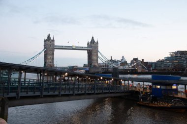 LONDRA, UNITED KINGDOM - 1 HAZİRAN 2018: Londra şehir merkezindeki nehir kıyısı boyunca Thames Nehri 'ni kaplayan Tower Bridge' in görüntüsü. Yüksek kalite fotoğraf