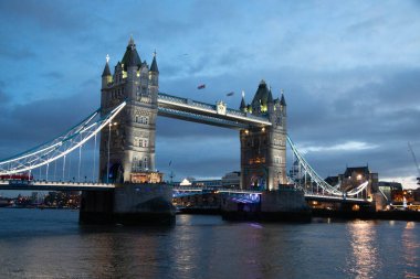 LONDON, UNITED KINGDOM - 1 HAZİRAN 2018: mavi saatte Thames Nehri 'nin yansımaları ve Londra' nın merkezinde canlı bir akşam gökyüzü ile aydınlanmış Tower Bridge. Yüksek kalite fotoğraf