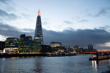 BİRLİK KINGDOM - 1 HAZİRAN 2018 Akşamüstü Thames Nehri 'ne çarpıcı bir kış gökyüzü altında yansıyan Çömlek ve Londra ufuk çizgisi. Yüksek kalite fotoğraf