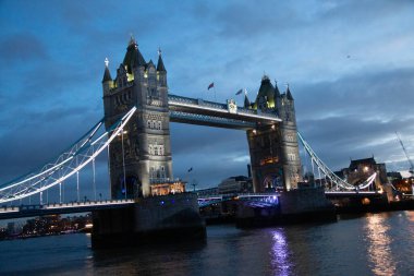 LONDON, UNITED KINGDOM - 1 HAZİRAN 2018: Londra 'nın merkezindeki Thames Nehri' ne yansıyan mavi ve altın rengi Tower Bridge 'in alacakaranlık manzarası. Yüksek kalite fotoğraf