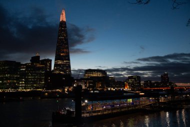 BİRLİK KINGDOM - 1 HAZİRAN 2018: Çömlek ve çevresindeki binaların gece görüşü Thames Nehri 'ne çarpıcı bir gökyüzünün altında yansıdı. Yüksek kalite fotoğraf