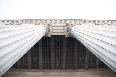  MUNİH, GERMANY - 27 Nisan 2018: Münih Koenigsplatz 'daki Glyptothek müzesinin girişindeki Corinthian sütunları ve kasalı tavanın dramatik yükseliş perspektifi, yüksek kaliteli fotoğraf