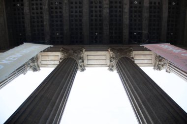 MUNICH, GERMANY - 27 Nisan 2018: Corinthian sütunları ve Koenigsplatz 'daki Glyptothek müzesinin girişindeki tavana yukarıdan bakıldığında,