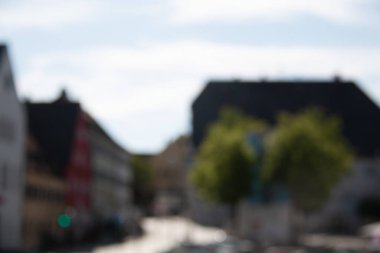 EBERSBERG, GERMANY - 8 Mayıs 2018: Ebersberg 'deki Marienplatz' ın parlak bir bahar gününde renkli cephelerini, ağaçlarını ve çatılarını kasıtlı olarak göstermeyen görüntüsü. Yüksek kalite fotoğraf