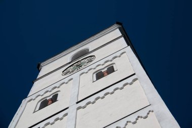 EBERSBERG, ALMANY - 8 Mayıs 2018: Ebersberg, Bavyera 'daki Maria Varsayımı Kilisesi' nin beyaz çan kulesinin yukarıdan görünüşü, arka planda açık mavi gökyüzü. Yüksek kalite fotoğraf