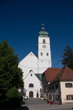 EBERSBERG, GERMANY - 8 Mayıs 2018: Çan kulesi ve tarihi Ebersberg, Bavyera şehir merkezindeki evlerle Maria Varsayımı Kilisesi manzarası. Yüksek kalite fotoğraf
