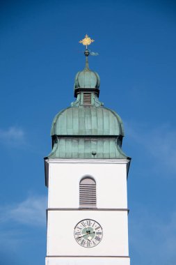 EBERSBERG, GERMANY - 8 Mayıs 2018: Yeşil bakır kubbeli ve açık mavi gökyüzü altında Ebersberg, Bavyera 'daki Maria Assumption çan kulesinin üst bölümünün dikey yakın görüntüsü