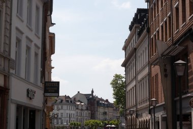 SPEYER, GERMANY - 19 Mayıs 2018: Eski Speyer kasabasında tarihi bir caddenin manzarası geleneksel Avrupa binaları ve arka planda açık bir gökyüzü. Yüksek kalite fotoğraf