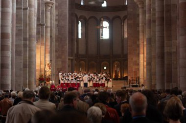 SPEYER, GERMANY - 21 Mayıs 2018: Speyer Katedrali 'ndeki dini ayin sırasında kilise korosu ve cemaat, mihrabın çerçevelendiği Romen kemerleri ve sütunlarıyla. Yüksek kalite fotoğraf