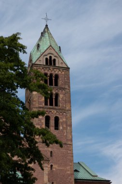 SPEYER, GERMANY - 21 Mayıs 2018: Arka planda açık mavi gökyüzü olan Speyer Katedrali 'nin Romen kulelerinden birinin görüntüsü. Yüksek kalite fotoğraf