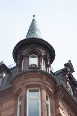 HeideELBERG, ALMANY - 19 Mayıs 2018: Heidelberg 'deki kırmızı tuğlalı bir binanın tarihi kulesi ve dekoratif pencereleri. Yüksek kalite fotoğraf