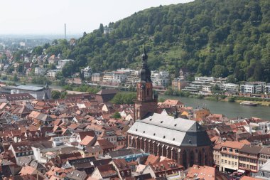 HeideELBERG, ALMANY - 19 Mayıs 2018: Kutsal Ruh Kilisesi ve Neckar nehri ile eski Heidelberg kasabasının panoramik manzarası. Yüksek kalite fotoğraf