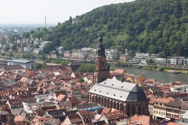 HeideELBERG, ALMANY - 19 Mayıs 2018: Kutsal Ruh Kilisesi ve Neckar nehri ile eski Heidelberg kasabasının panoramik manzarası. Yüksek kalite fotoğraf