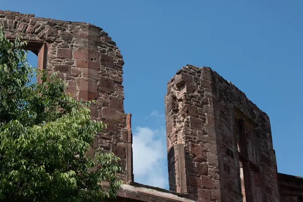 HEIDELBERG, ALMANY - 19 Mayıs 2018: Arka planda mavi gökyüzü olan Heidelberg Kalesi 'nin yıpranmış taş kalıntılarının yakın görüntüsü. Yüksek kalite fotoğraf