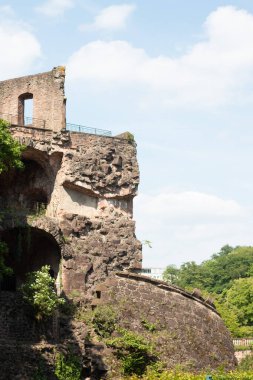 HEIDELBERG, ALMANY - 19 Mayıs 2018: kırmızı kumtaşı duvarları ve Heidelberg Kalesi 'nde yuvarlak saat yüzlü bir saat kulesine yakın çekim. Yüksek kalite fotoğraf