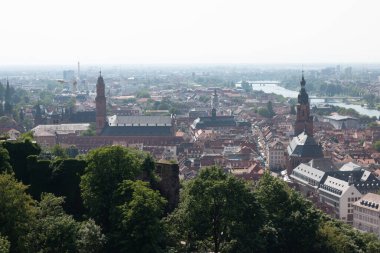 HeideELBERG, ALMANY - 19 Mayıs 2018: Kutsal Ruh Kilisesi ve Neckar Nehri 'nin arka planında yer aldığı Heidelbergs' in eski kasaba manzarası yükseldi. Yüksek kalite fotoğraf