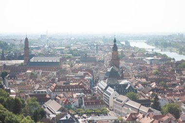 HeideELBERG, GERMANY - 19 Mayıs 2018: Neckar Nehri boyunca Kutsal Ruh Kilisesi ve şehir çatıları ile Heidelberg üzerinde panoramik manzara yükseldi. Yüksek kalite fotoğraf