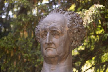 HeideELBERG, ALMANY - 19 Mayıs 2018: Johann Wolfgang von Goethe 'nin büstü Heidelberg' deki yapraklı bir parkta sergilendi. Yüksek kalite fotoğraf