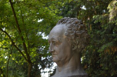HeideELBERG, ALMANY - 19 Mayıs 2018: Johann Wolfgang von Goethe 'nin büstü Heidelberg' deki yapraklı bir parkta sergilendi. Yüksek kalite fotoğraf