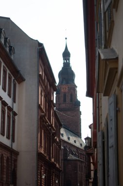 Heidelberg 'in eski kasabasında arka planda Kutsal Ruh Kilisesi' nin olduğu dar bir sokaktan bak. Yüksek kalite fotoğraf