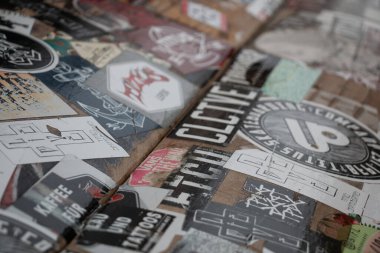 LEIPZIG, ALMANY - 18 AĞUSTOS 2018: Üst üste binen şehir etiketleri ve etiketlerinin soyut yakın çekimi. Yüksek kalite fotoğraf