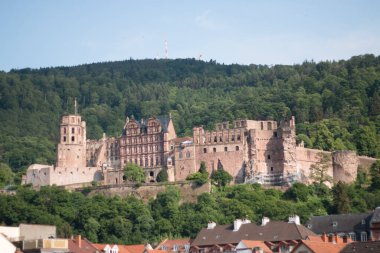 HeideELBERG, ALMANY - 19 Mayıs 2018: Heidelberg Kalesi 'nin tarihi eski kasabanın üzerindeki orman tepeleriyle çevrili uzak manzarası. Yüksek kalite fotoğraf
