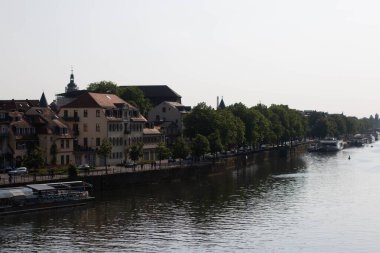 HeideELBERG, GERMANY - 19 Mayıs 2018: Heidelberg 'de nehir kenarında demirlemiş tekneleri ve geleneksel binaları olan Neckar Nehri manzarası. Yüksek kalite fotoğraf