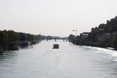 HeideELBERG, ALMANY - 19 Mayıs 2018: Neckar Nehri 'nde her iki tarafında ağaçlar ve liman binaları olan teknelerin görüntüsü. Yüksek kalite fotoğraf