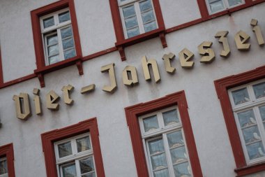 HEIDELBERG, GERMANY - 19 Mayıs 2018: Tarih merkezindeki geleneksel bir Alman otel binasının cephesinde Vier Jahreszeiten tabelasına yakın çekim. Yüksek kalite fotoğraf
