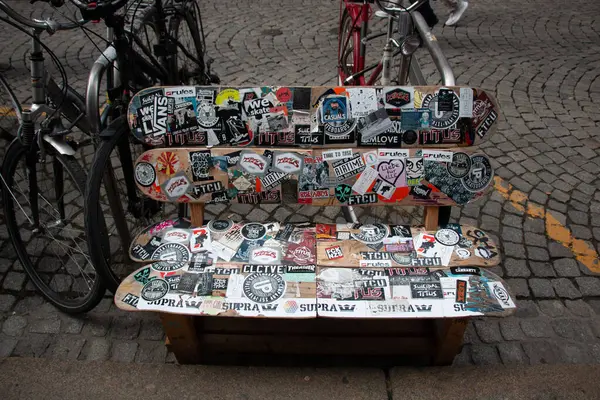 LEIPZIG, ALMANY - 18 AĞUSTOS 2018: Kentte sergilenen çıkartmalarla kaplı bank. Yüksek kalite fotoğraf