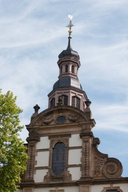 SPEYER, ALMANY - 21 Mayıs 2018: Barok Kulesi, Speyer 'deki tarihi bir binanın dış cephesi mimari detaylar ve açık mavi bir gökyüzü ile. Yüksek kalite fotoğraf