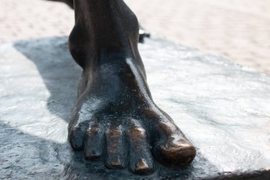 SPEYER, ALMANY - 21 Mayıs 2018: Speyer 'de halka açık bir meydanda güneş ışığında bronz bir heykelin yakın çekimi. Yüksek kalite fotoğraf