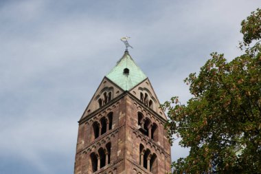 SPEYER, ALMANY - 21 Mayıs 2018: bulutlu gökyüzüne karşı yeşil çatılı Roma katedrali. Yüksek kalite fotoğraf