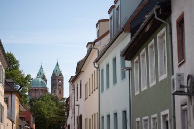 SPEYER, ALMANY - 21 Mayıs 2018: sakin bir caddedeki renkli geleneksel evler tarafından çerçevelenmiş Speyer Katedrali 'nin görüntüsü. Yüksek kalite fotoğraf