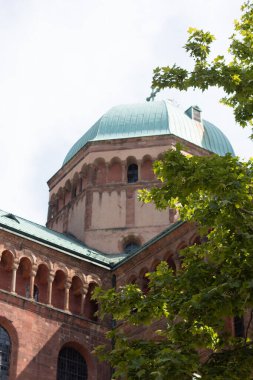 SPEYER, ALMANY - 21 Mayıs 2018: çevreleyen yeşillik ile Speyer Katedrali 'nin kısmi manzarası ve kulesi. Yüksek kalite fotoğraf