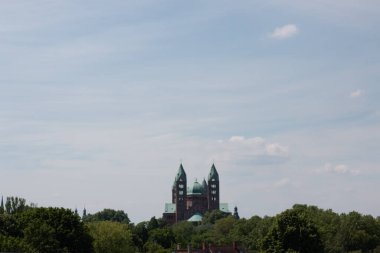 SPEYER, ALMANY - 21 Mayıs 2018: yeşil ağaçların üzerindeki Speyer Katedrali 'nin panoramik manzarası. Yüksek kalite fotoğraf