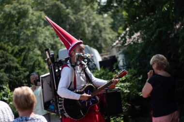 SPEYER, ALMANY - 21 Mayıs 2018: açık havada gitar çalan kırmızı şapkalı bir sokak sanatçısı. Yüksek kalite fotoğraf
