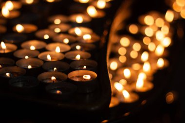 Speyer Katedrali 'nin içinde mum yakılmış sunumlar. Karanlık ortam aydınlatmalarında geleneksel adak mumlarının dikey görüntüsü. Yüksek kalite fotoğraf