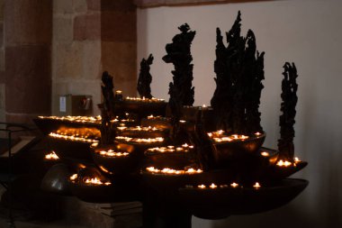 SPEYER, ALMANY - 21 Mayıs 2018: Speyer Katedrali 'nin içinde büyük bir metal tutacağında adak duası mumları yakmak. Yüksek kalite fotoğraf