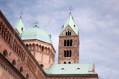 SPEYER, ALMANY - 21 Mayıs 2018: Speyer 'deki tarihi Roma İmparatorluk Katedrali Bazilikası' nın kuleleri. Yüksek kalite fotoğraf